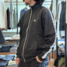 画像2: 【FRED PERRY/フレッドペリー】Taped Track Jacket（ BLACK） (2)