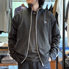 画像4: 【FRED PERRY/フレッドペリー】Taped Track Jacket（ BLACK） (4)