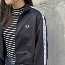 画像3: 【FRED PERRY/フレッドペリー】Cropped Taped Track Jacke（BLACK） (3)