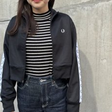 画像2: 【FRED PERRY/フレッドペリー】Cropped Taped Track Jacke（BLACK） (2)