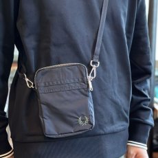 画像2: 【FRED PERRY/フレッドペリー】Nylon Twin Tipped Small Bag (2)