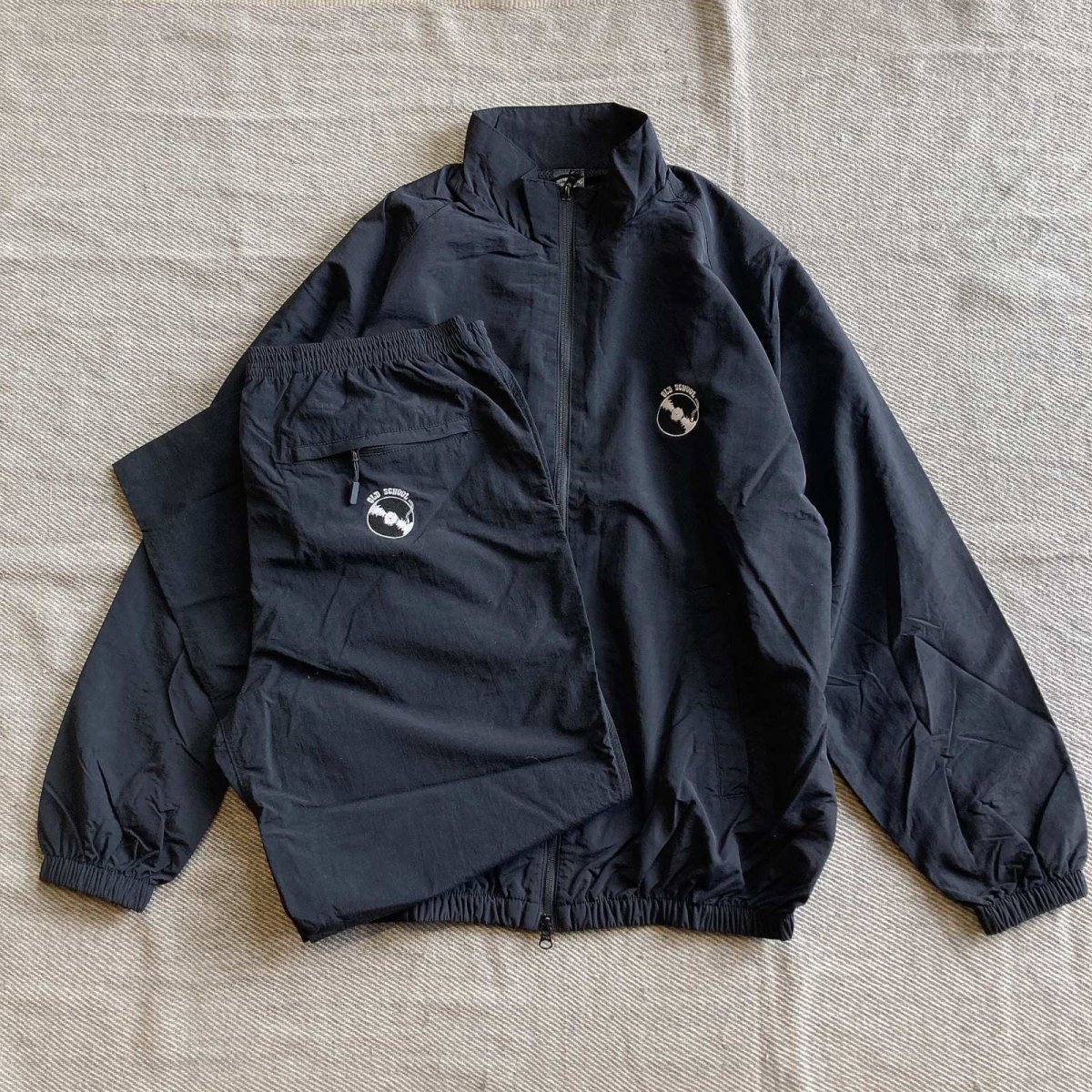 画像1: 「OLD SCHOOL」ワンポイント刺繍ナイロンジャケット（black） (1)