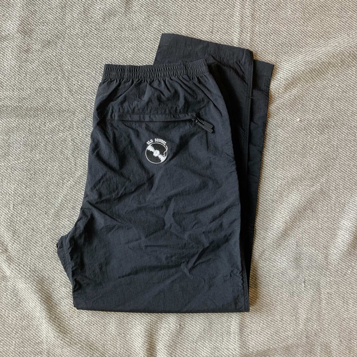 画像1: 「OLD SCHOOL」ワンポイント刺繍ナイロンイージーパンツ (black) (1)