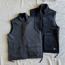 画像1: 【TAION/タイオン】NONDOWN  MILITARY REVERSIBLE HI NECK BOA VEST (BLACK×BLACK)  (1)