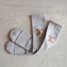 画像1: 【TURN ME ON ®】トラロゴ刺繍ソックス（GRAY） (1)