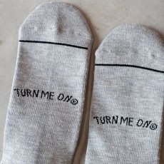 画像5: 【TURN ME ON ®】トラロゴ刺繍ソックス（GRAY） (5)