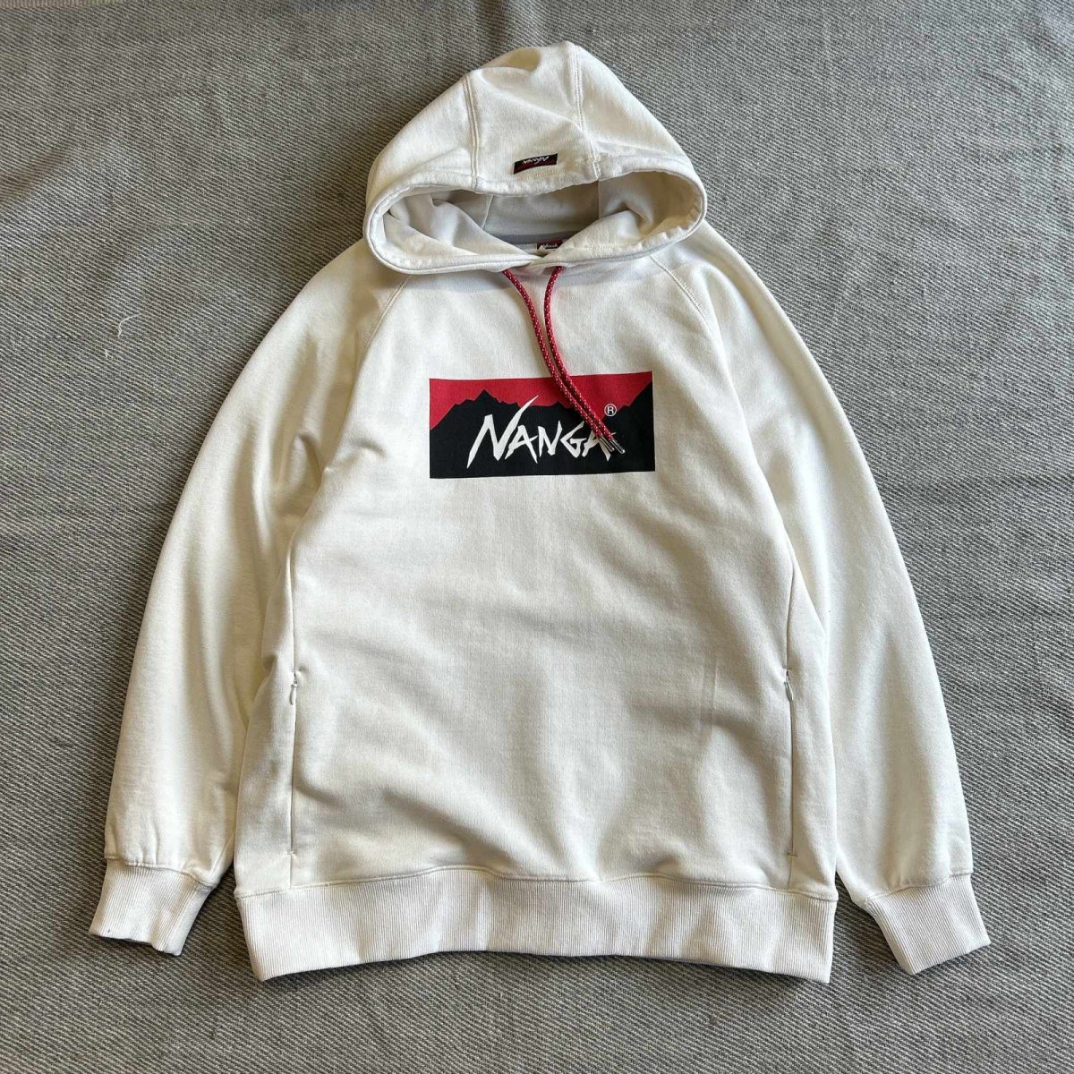 画像1: 【NANGA】ECO HYBRID BOX LOGO SWEAT HOODIE / エコハイブリッドボックスロゴスウェットフーディー(WHITE) (1)