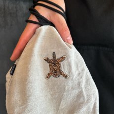 画像6: 【TURN ME ON ®】トラ刺繍デニム巾着ポーチ  (2color) (6)