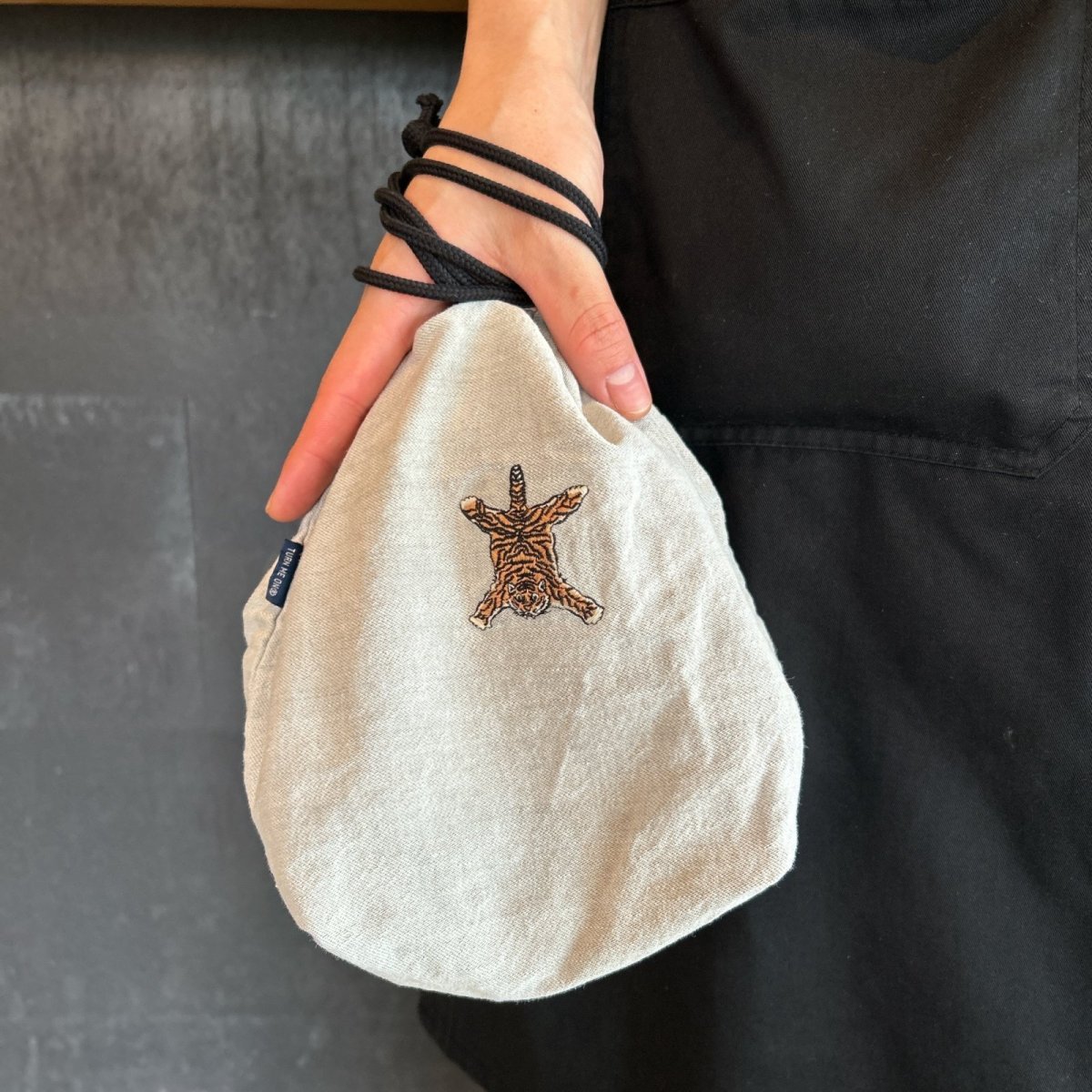 画像1: 【TURN ME ON ®】トラ刺繍デニム巾着ポーチ  (2color) (1)