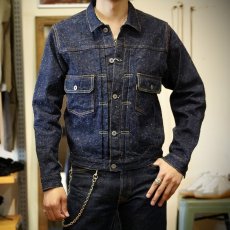 176cm62kgがサイズ42をTシャツ１枚で着用