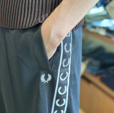 画像2: 【FRED PERRY/フレッドペリー】Taped Track Pants（BLACK） (2)