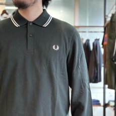 画像2: 【FRED PERRY/フレッドペリー】LS TWIN TIPPED FREDPERRY Shirt（T50：NIGHT GREEN / SNOW WHITE） (2)