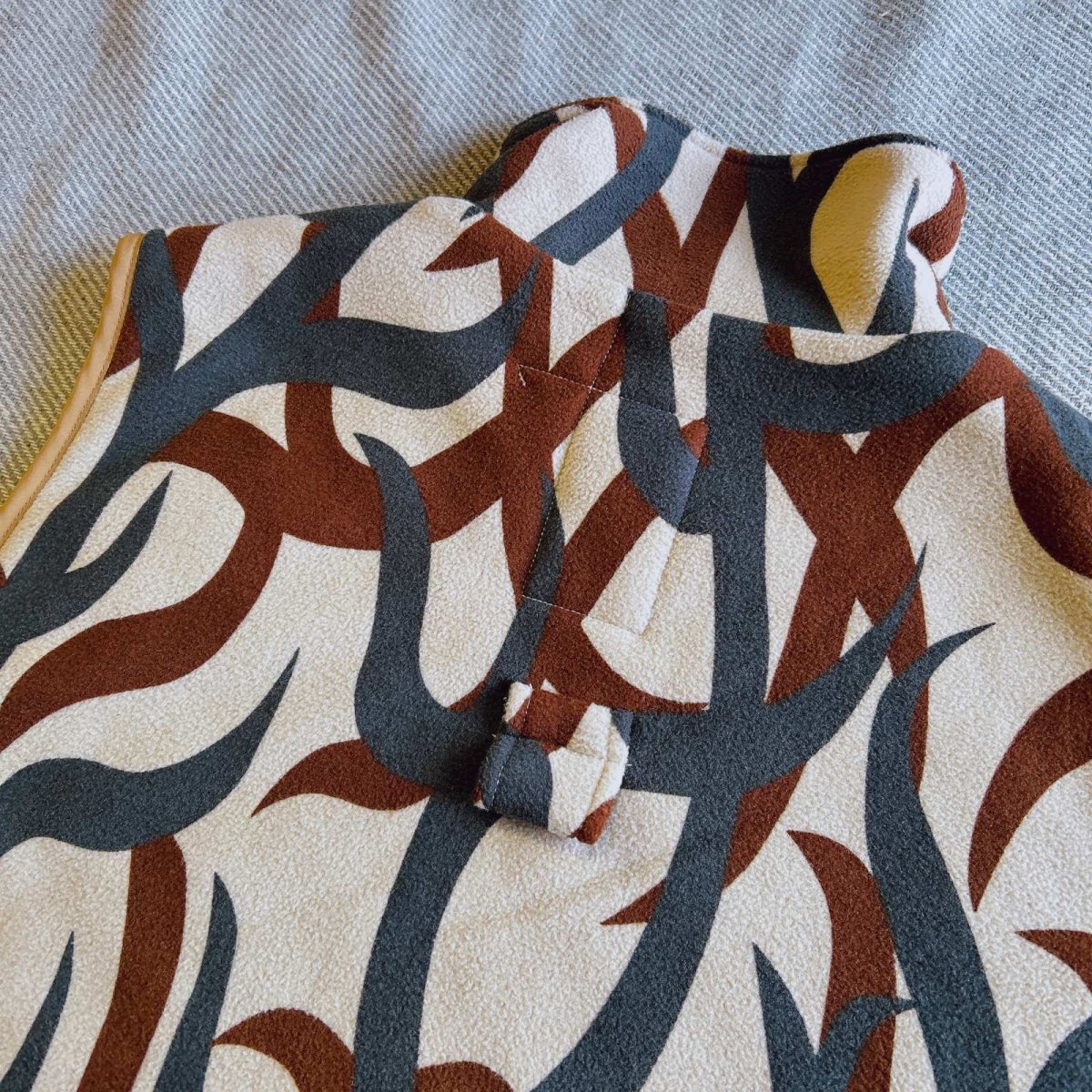 画像9: 【MADE IN STANDARD / メイドインスタンダード】QUILT LINED PRINTED ACTIVE VEST（KHAKI） (9)