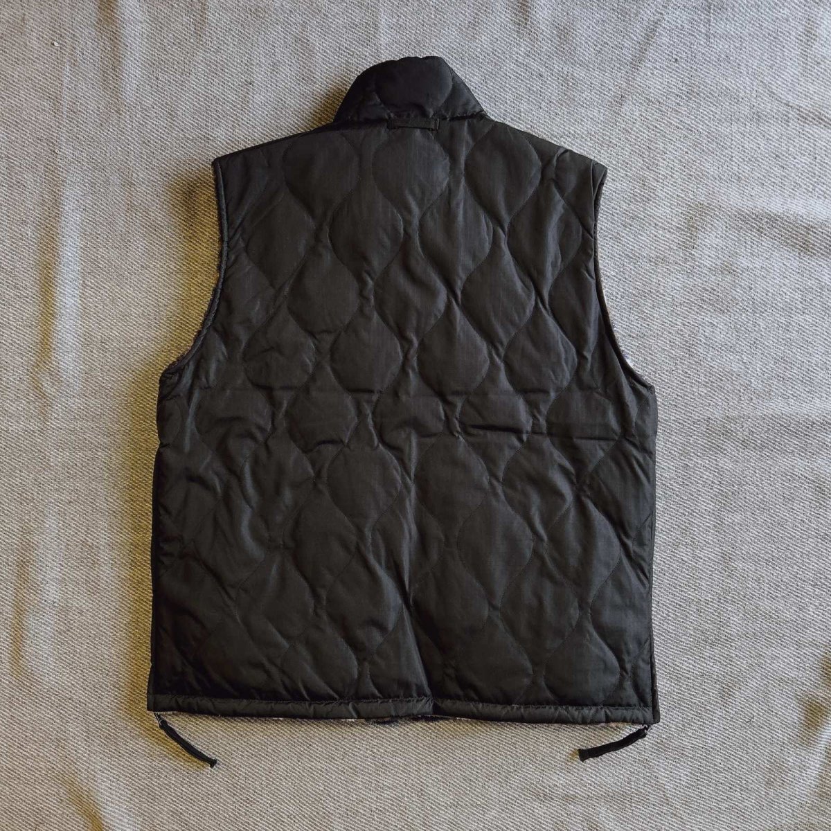 画像8: 【TAION/タイオン】MILITARY RIVERSIBLE HI NECK DOWN VEST  (BLACK×PAINT CAMO) (8)