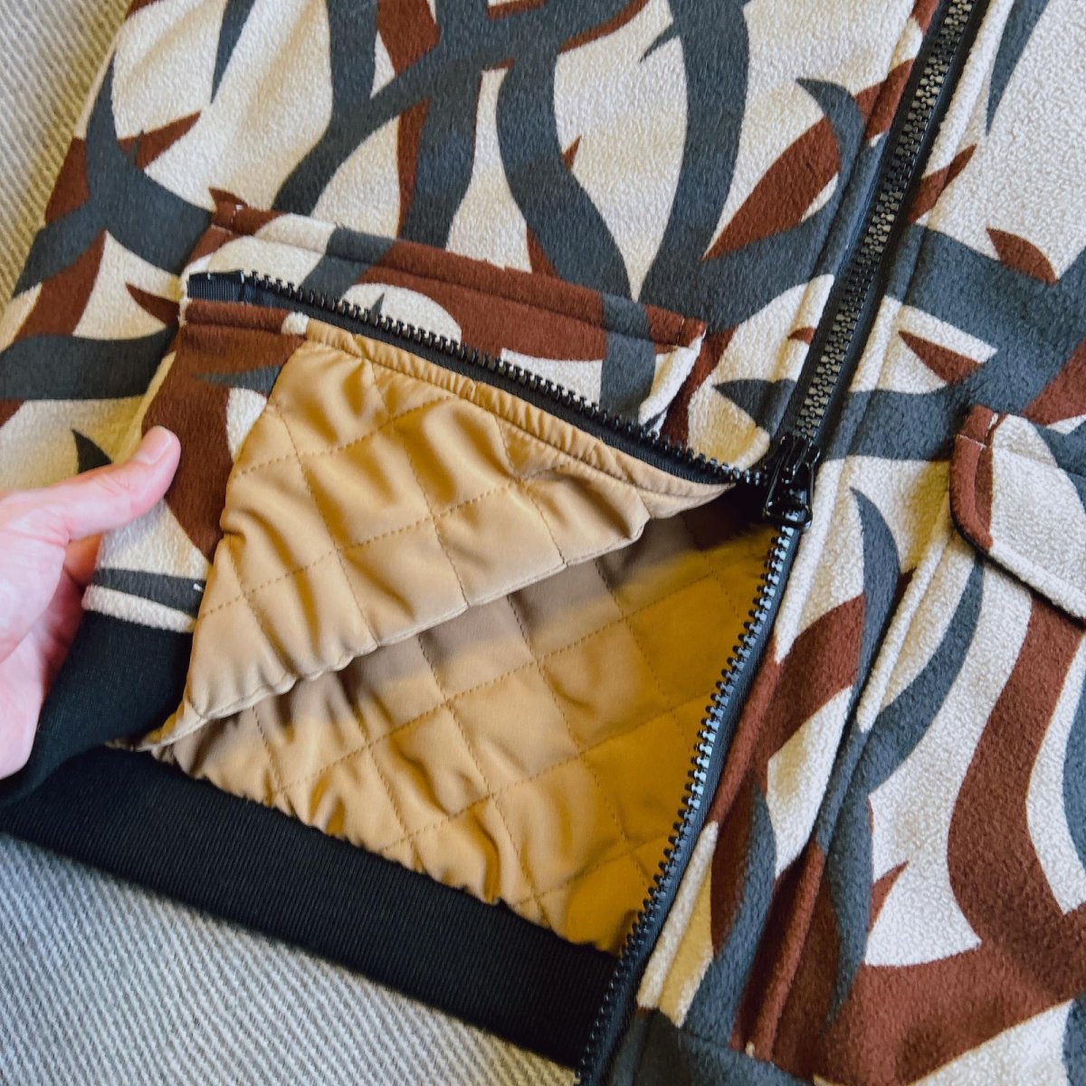 画像6: 【MADE IN STANDARD / メイドインスタンダード】QUILT LINED PRINTED ACTIVE VEST（KHAKI） (6)