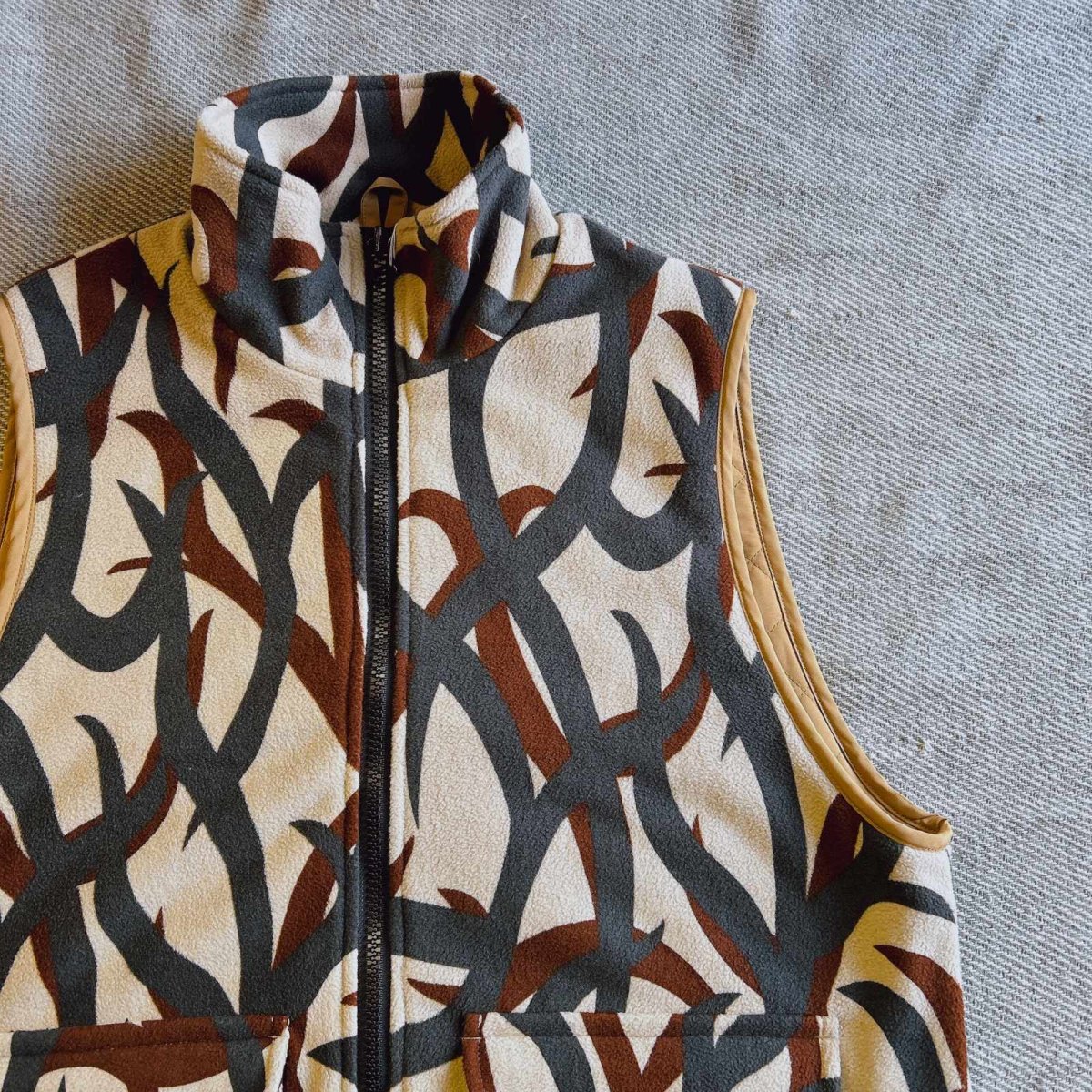 画像3: 【MADE IN STANDARD / メイドインスタンダード】QUILT LINED PRINTED ACTIVE VEST（KHAKI） (3)