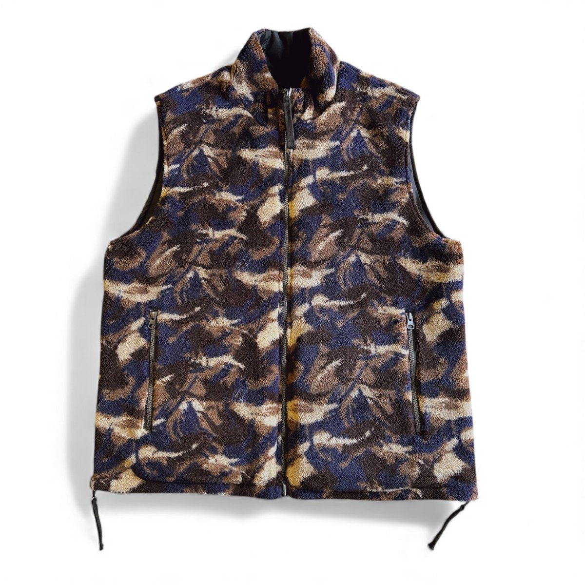 画像1: 【TAION/タイオン】MILITARY RIVERSIBLE HI NECK DOWN VEST  (BLACK×PAINT CAMO) (1)