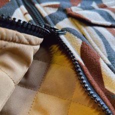 画像7: 【MADE IN STANDARD / メイドインスタンダード】QUILT LINED PRINTED ACTIVE VEST（KHAKI） (7)