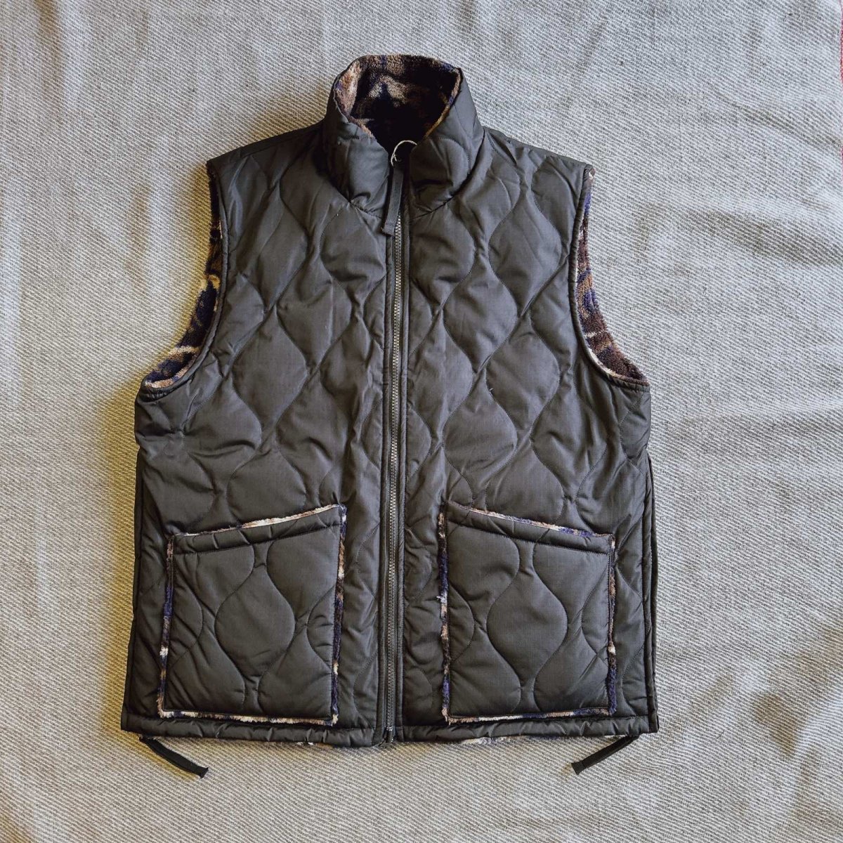 画像5: 【TAION/タイオン】MILITARY RIVERSIBLE HI NECK DOWN VEST  (BLACK×PAINT CAMO) (5)
