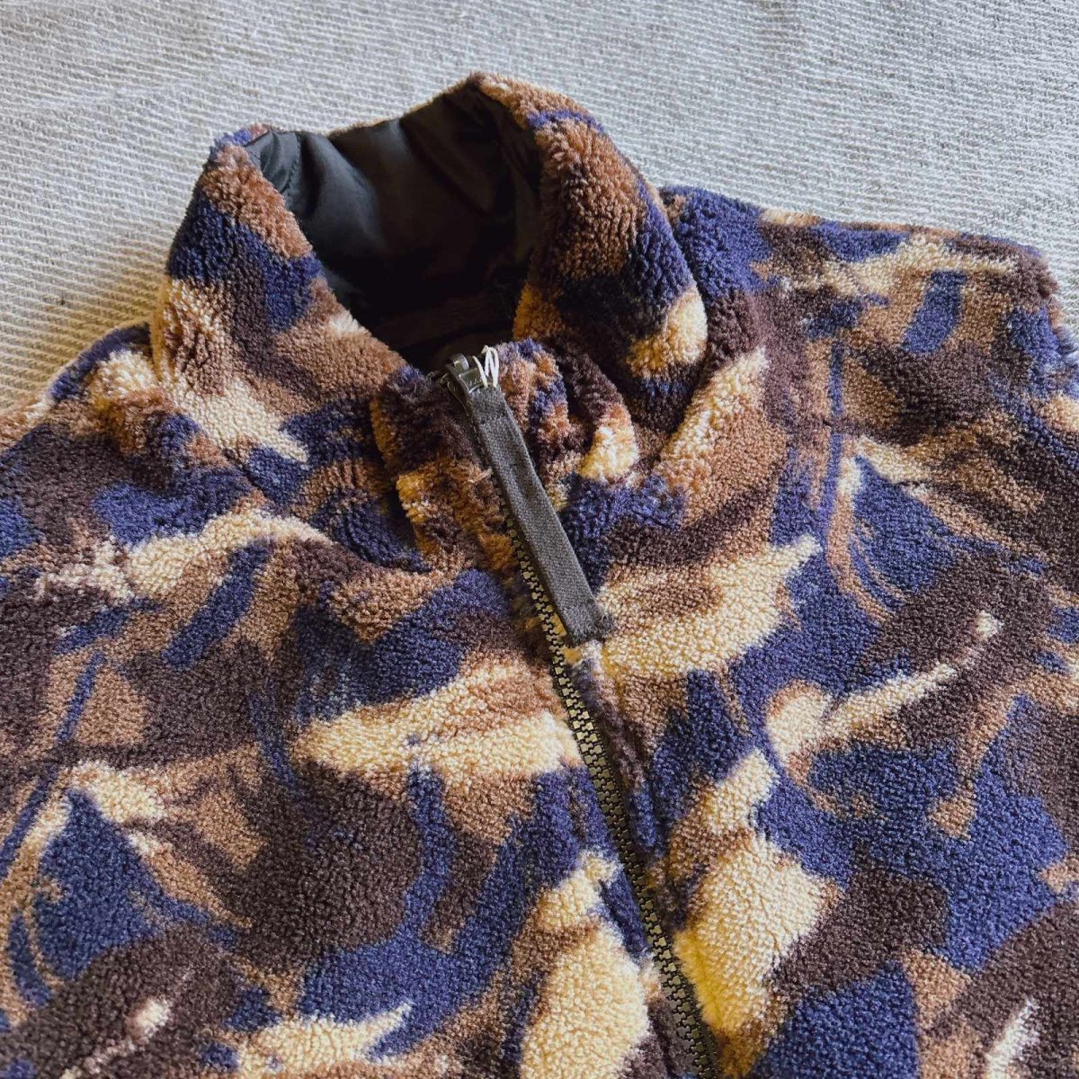 画像2: 【TAION/タイオン】MILITARY RIVERSIBLE HI NECK DOWN VEST  (BLACK×PAINT CAMO) (2)