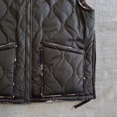 画像7: 【TAION/タイオン】MILITARY RIVERSIBLE HI NECK DOWN VEST  (BLACK×PAINT CAMO) (7)