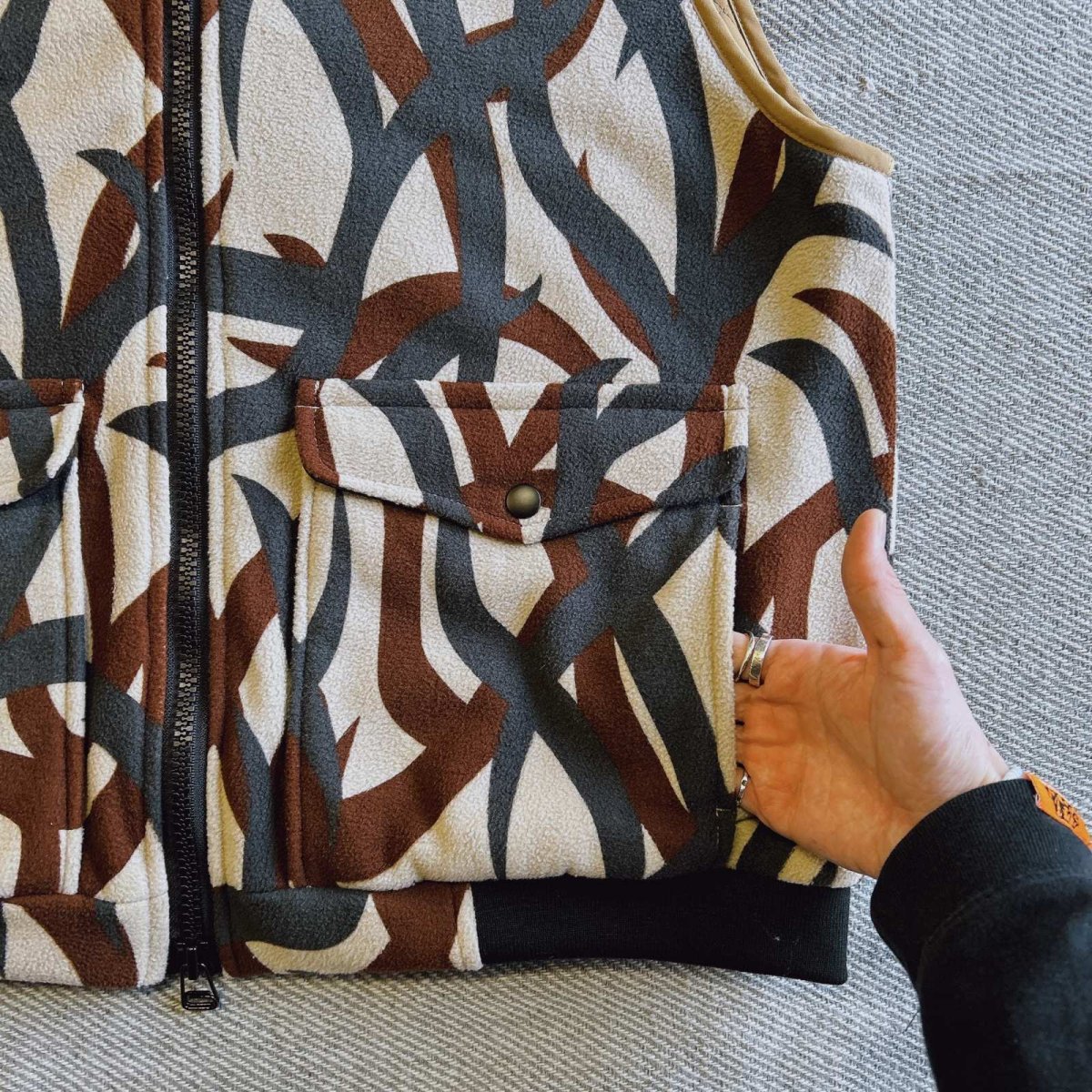 画像4: 【MADE IN STANDARD / メイドインスタンダード】QUILT LINED PRINTED ACTIVE VEST（KHAKI） (4)