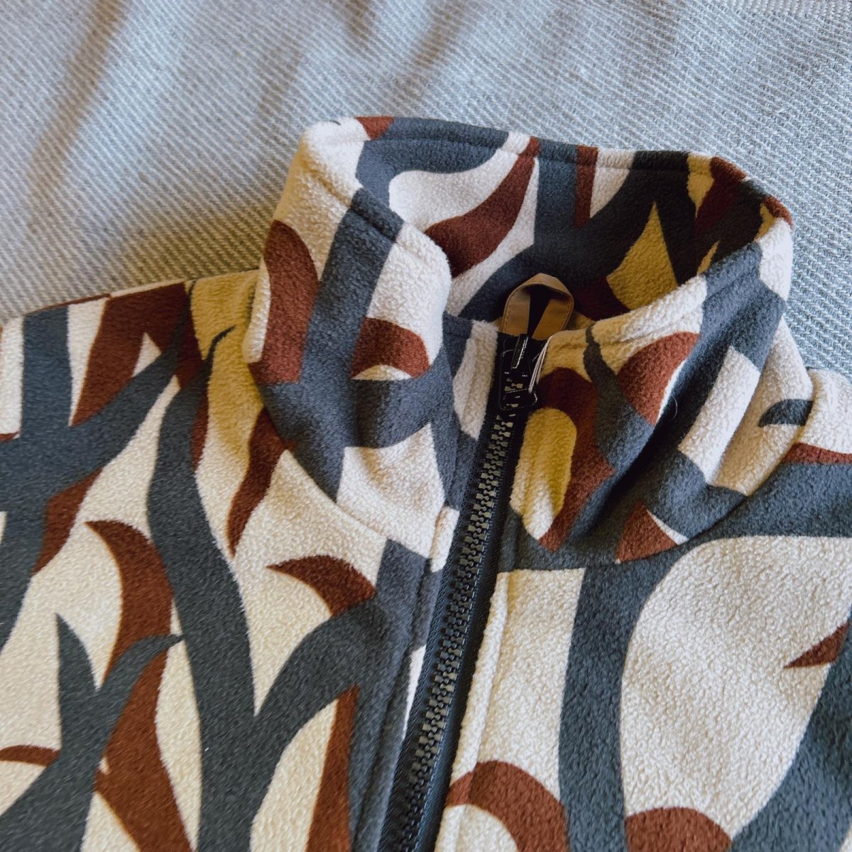 画像2: 【MADE IN STANDARD / メイドインスタンダード】QUILT LINED PRINTED ACTIVE VEST（KHAKI） (2)