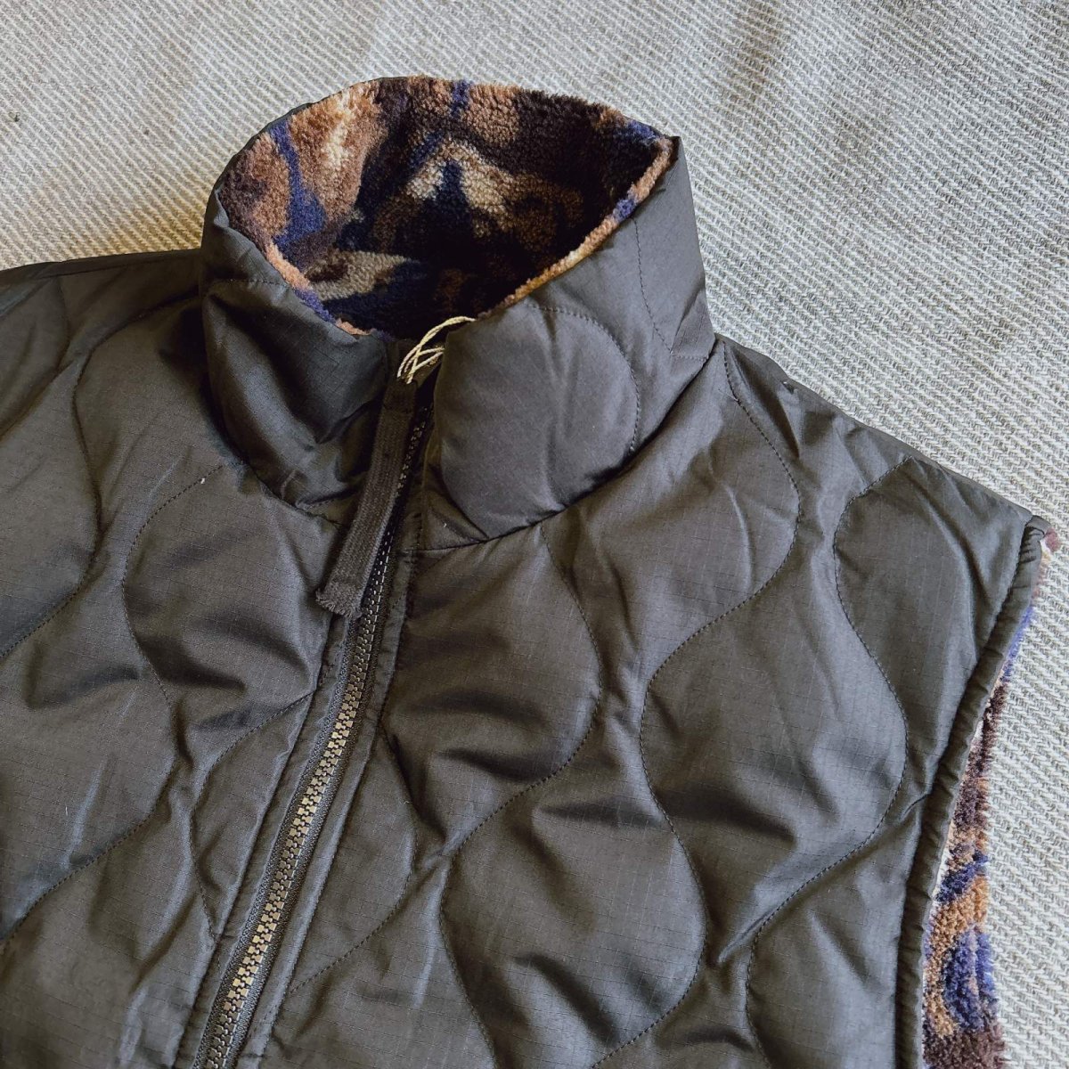 画像6: 【TAION/タイオン】MILITARY RIVERSIBLE HI NECK DOWN VEST  (BLACK×PAINT CAMO) (6)