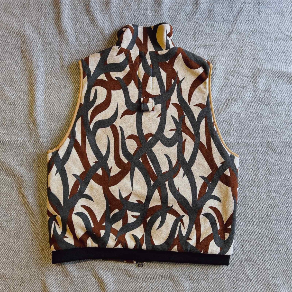 画像8: 【MADE IN STANDARD / メイドインスタンダード】QUILT LINED PRINTED ACTIVE VEST（KHAKI） (8)