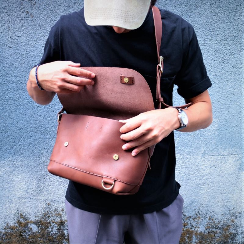 Butler Verner Sails】本ヌメ革フラップショルダーBAG（２color）